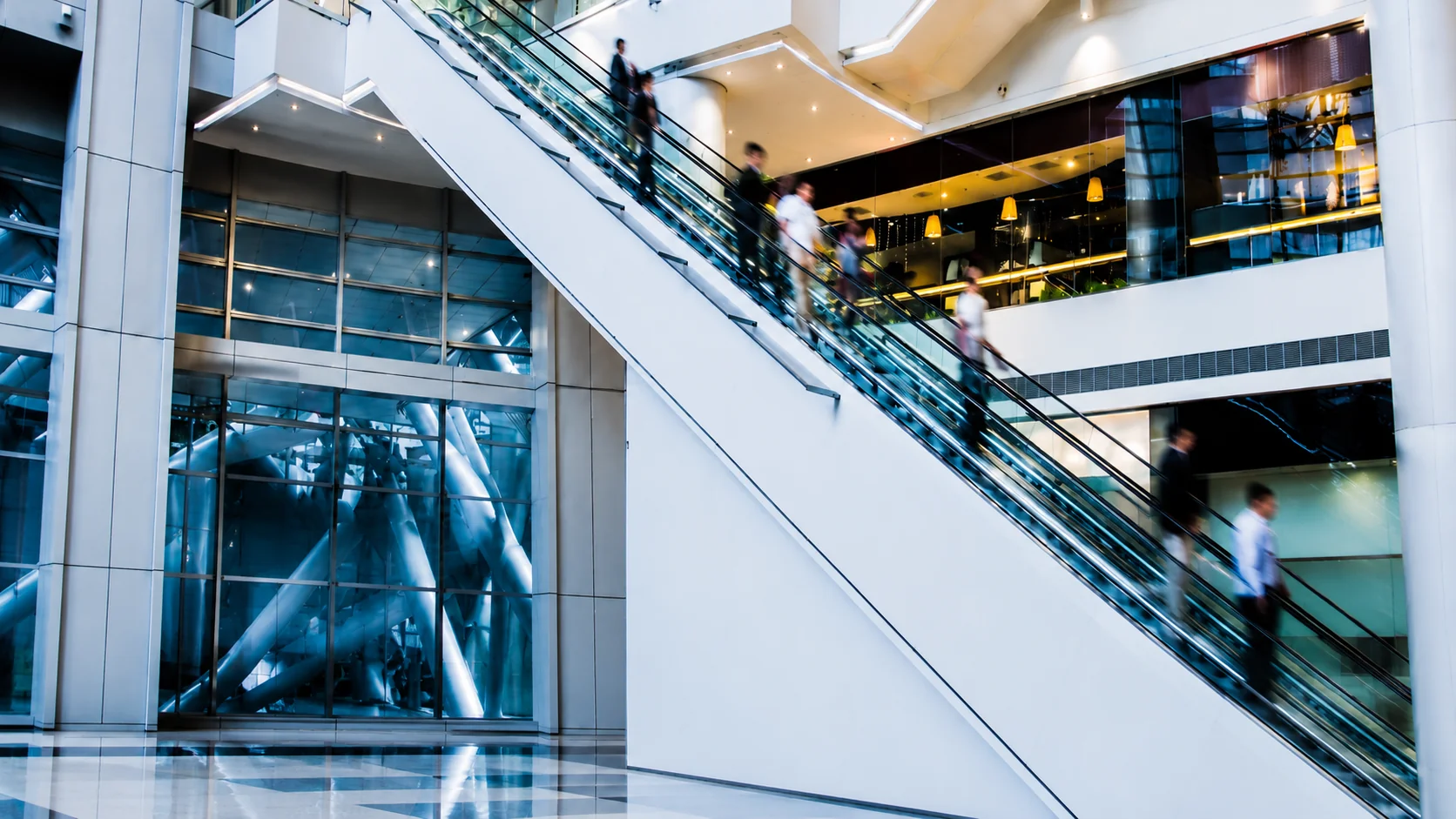 Einkaufszentrum mit Rolltreppen und Ladengeschäften über mehrere Ebenen