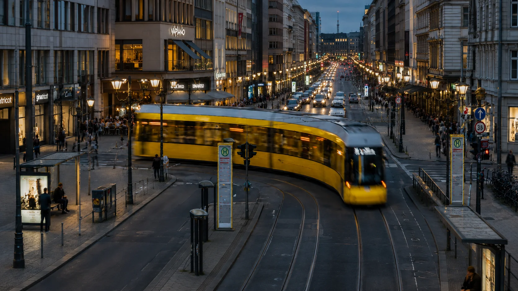 Straßenbahn und Fußgänger in einer belebten Innenstadt
